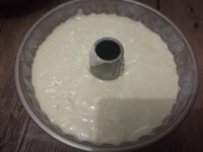 把面糊倒入模具内，表面用刮刀抹平。