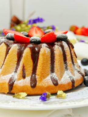 淡奶油加热至温热，倒入切碎的巧克力，稍晾会儿。用小勺子舀巧克力液顺蛋糕边缘滴落，用水果装饰下。