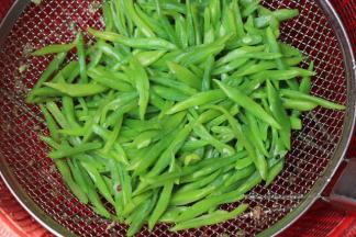 5.捞出豆角，迅速过凉！然后控干水份！
