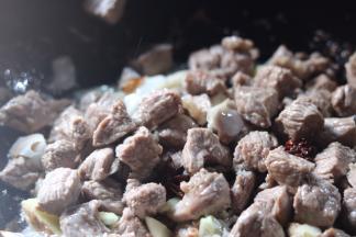 5.接着放入牛肉，翻炒均匀
