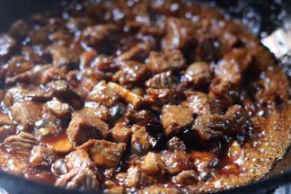 8.放入适量的热水，热水没过牛肉，煮沸后，转中火，盖上锅盖炖煮！
