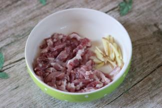 2.肉切丝，姜切丝
