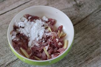 3.肉，姜，淀粉一起抓匀
