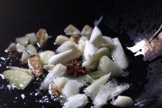 4.锅中放入适量油，油热，放入葱姜蒜八角，小火煸出香味
