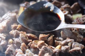 7.放入两勺料酒，两勺生抽，一勺老抽，翻炒均匀，稍微煮一会，煮至锅中水份微微变干
