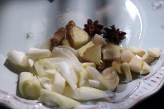 3.葱姜蒜切小块
