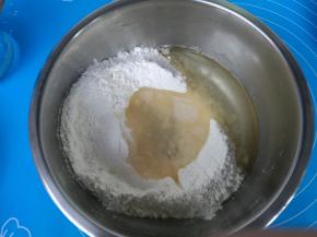 水油皮所有材料放入盆内。