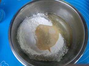 水油皮所有材料放入盆内。