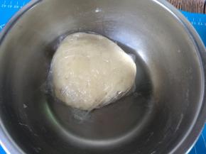 用筷子搅拌成团，再用手揉成面团，盖保鲜膜醒面15分钟。