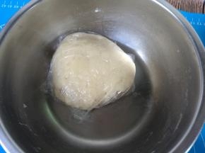 用筷子搅拌成团，再用手揉成面团，盖保鲜膜醒面15分钟。