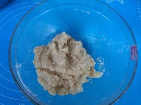 所有油酥材料放盆，用筷子搅拌成团，盖保鲜膜松弛。