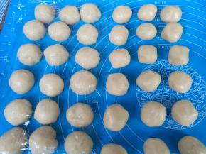 水油皮均分成18个小剂子（大概15克左右），油酥也分成18个小剂子(大概12克左右)，揉圆。