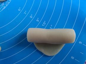 自上而下卷起，放旁盖保鲜膜，待用。