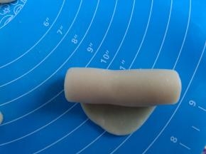 自上而下卷起，放旁盖保鲜膜，待用。