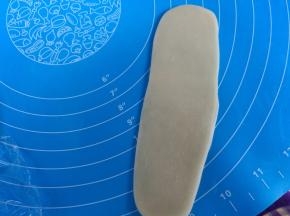 全部做完后，取过第一个卷，擀成长条。