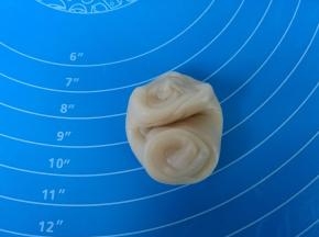 取过一个卷，两头向中间压下，整理成圆形。