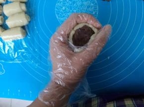 虎口收圆，捏紧。烤箱预热上下火190度。