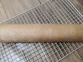 借助油布卷成卷。（没放奶油，怕肥嘿嘿）放入冰箱冷藏定型。