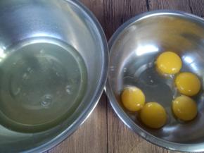 蛋白蛋黄分离在两个无油无水的盆子。