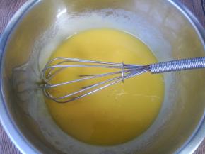 蛋黄内加入玉米油，搅拌均匀。