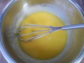 蛋黄内加入玉米油，搅拌均匀。