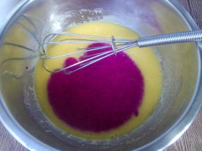 加入火龙果泥搅拌均匀。