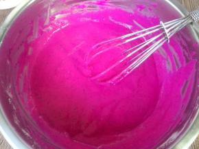 面粉过筛，加入蛋黄盆内以“一”字形或“井”字形搅拌均匀。切记不可划圈搅拌，以免面糊起筋。