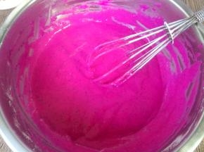 面粉过筛，加入蛋黄盆内以“一”字形或“井”字形搅拌均匀。切记不可划圈搅拌，以免面糊起筋。