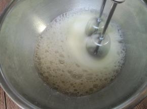 蛋白盆内加入几滴柠檬汁。细砂糖粉三次加入蛋白内。电动打蛋器低速打出鱼眼泡加入三分之一糖