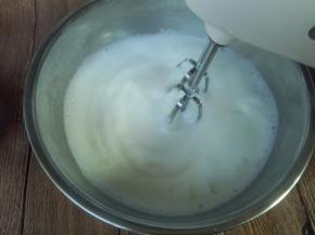 转中高速打致蛋白细腻加入第二次细砂糖。