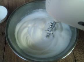 蛋白出现纹路，加入剩下的细砂糖，打蛋器转低速最后整理气泡。