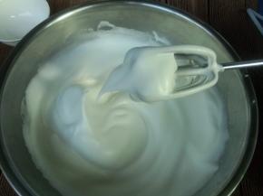 蛋白打致出现大弯勾状，湿性发泡。预热烤箱上下火170度10分钟。