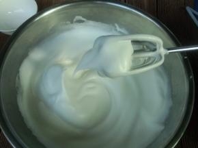 蛋白打致出现大弯勾状，湿性发泡。预热烤箱上下火170度10分钟。