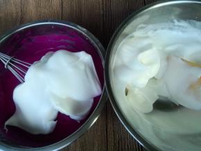 取三分之一蛋白糊加入蛋黄糊内，以翻拌或切拌手法混合均匀。