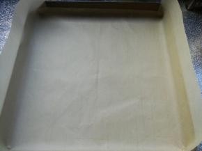 烤盘内铺好油布或油纸。