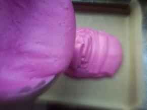 混合均匀的蛋糊倒入烤盘内。