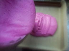 混合均匀的蛋糊倒入烤盘内。