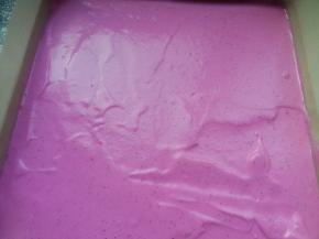 用刮板整理平整。轻震两下震出大气泡。