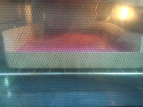 放入预热好的烤箱内，上火175度下火150度烘烤18分钟即可。