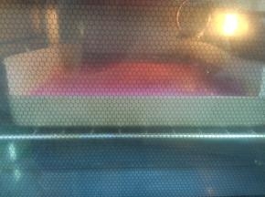 放入预热好的烤箱内，上火175度下火150度烘烤18分钟即可。