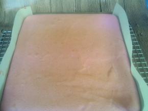 出炉后轻震两下震出热气，移至晾网。揭开四周油布。