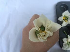 烤箱预热上下火200度10分钟。虎口收口。