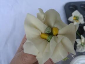成花碗状，留出一小部分开口一会儿放芝士。