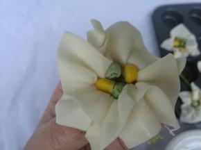 成花碗状，留出一小部分开口一会儿放芝士。