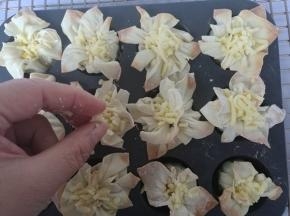 出炉后，开口处撒上马苏里拉芝士碎。