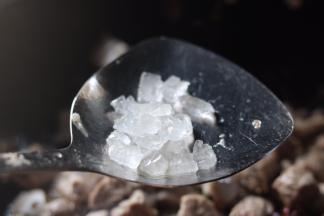 6.放入一小把冰糖，翻炒均匀
