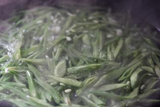 4.锅中放入适量热水，加入几滴油，放入一勺盐，水开放入豆角！煮至断生就可以了
