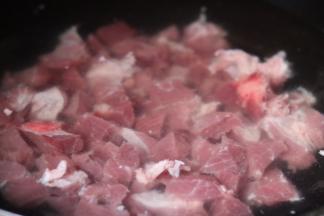 1.牛肉切小块，放入冷水锅中，煮沸
