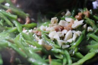 10.放入蒜，盐，翻炒均匀，就可以出锅了