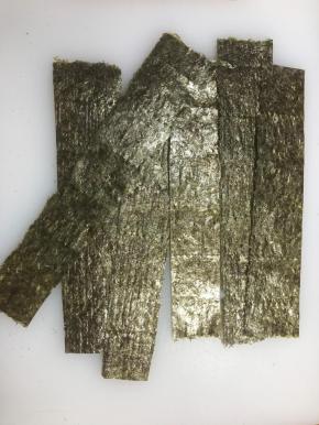 海苔片切几个大约三四公分的条。我切了7条。